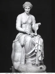 Statue de Clio tenant un parchemin